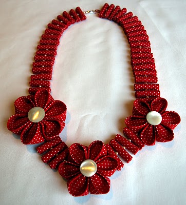 Ожерелье из цветов канзаши